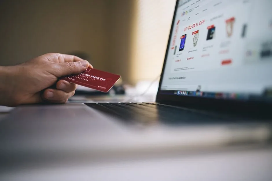 Especialista de marketing digital analizando métricas de productos sin visibilidad en una campaña de Performance Max para ecommerce