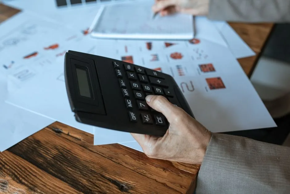 Director de marketing digital presentando un informe financiero de SEO al CFO para justificar el presupuesto anual de la empresa.