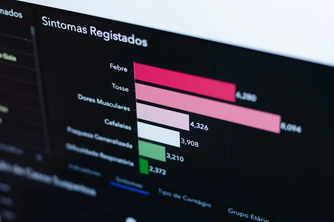 Ilustración que muestra el límite conjunto de descargas de la cuenta en Prime Video para móviles y la ausencia de límite numérico en TV box, dirigida a usuarios que viajan y necesitan contenido offline