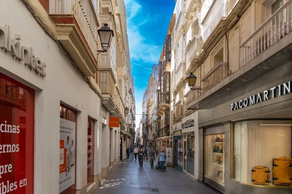 Presentadora de live shopping en España mostrando un producto de cosmética en directo a su audiencia móvil