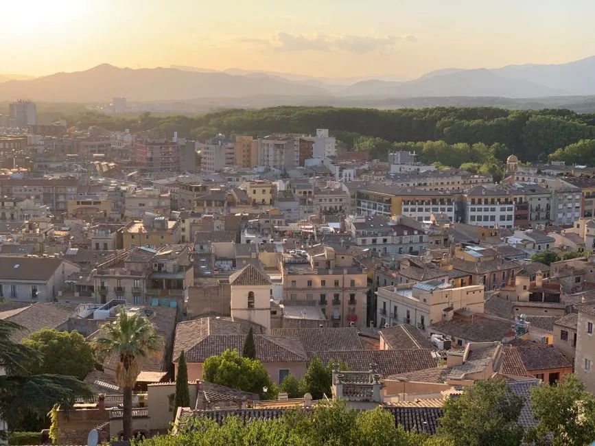 Especialista en marketing digital analiza métricas de ventas globales en una pantalla para empresarios de Girona que buscan escalar.