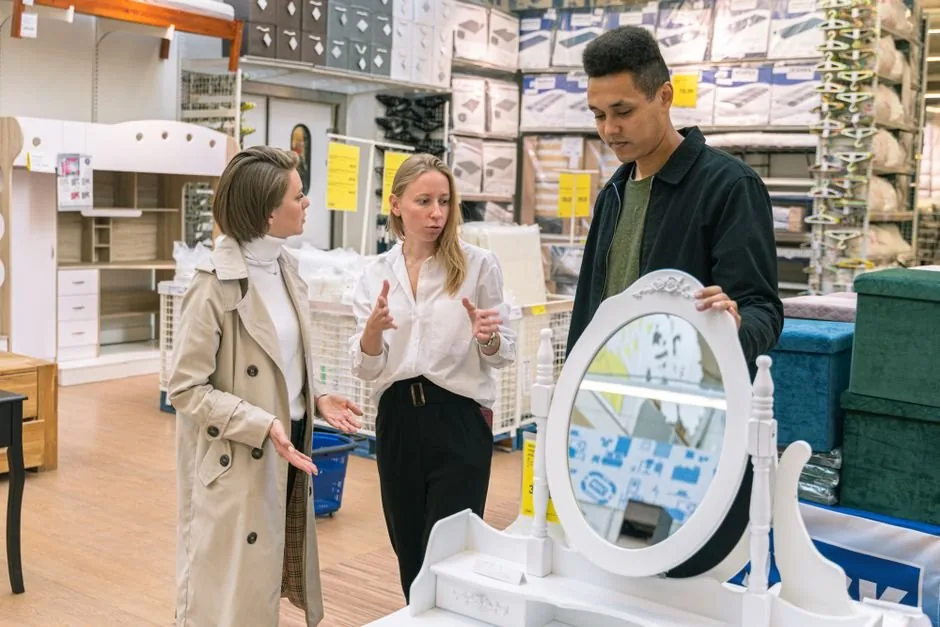 Vendedor de e-commerce analiza las opiniones y comisiones del marketplace de Leroy Merlin para optimizar su estrategia de ventas