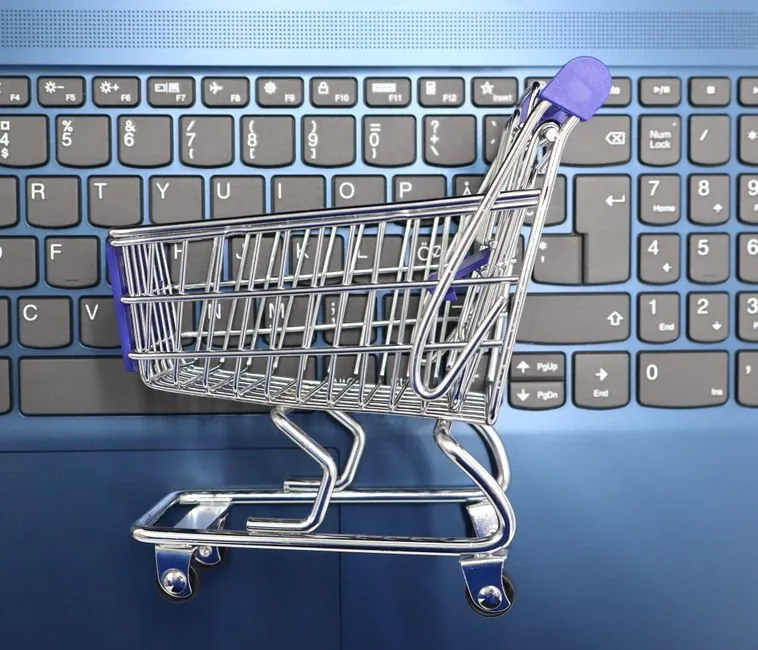 Vendedor analizando métricas de ventas en el marketplace Worten para expandir su negocio de comercio electrónico en Portugal.
