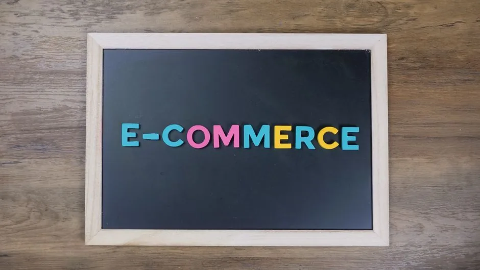 Ejecutivo analizando métricas e‑commerce como POAS, TACOS y LTV:CAC para optimizar la rentabilidad de su negocio digital