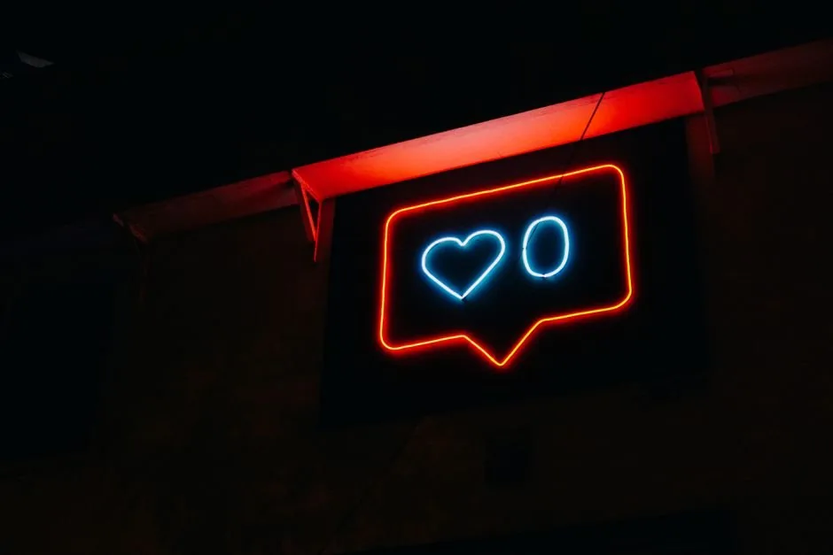 Especialista de marketing digital analizando las métricas importantes de Instagram en un ordenador para optimizar un ecommerce.