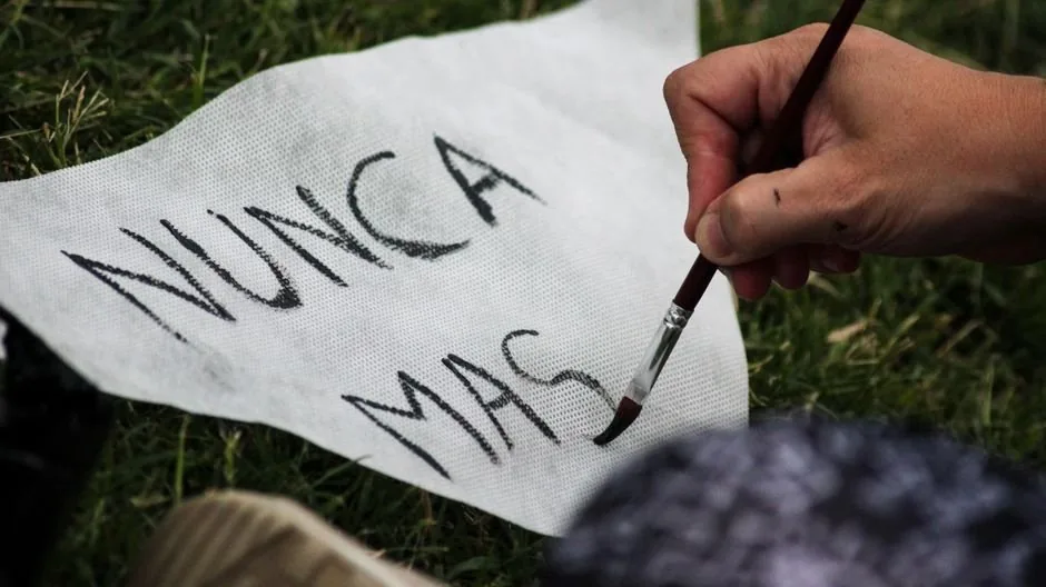 Especialista analiza métricas de publicidad en Amazon en su ordenador para mejorar el ROAS de marcas de comercio electrónico.