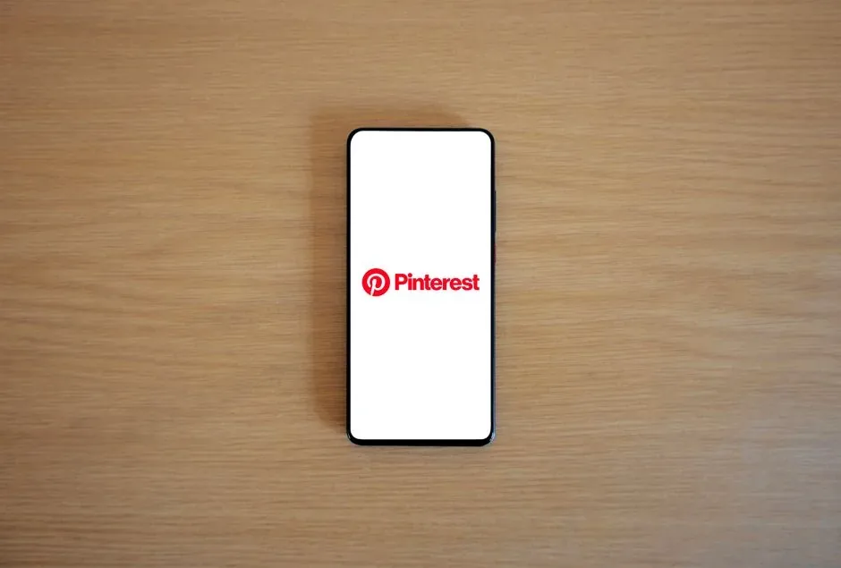 Marketer optimizando una campaña en Pinterest Ads para atraer compradores visuales hacia una tienda online de decoración.