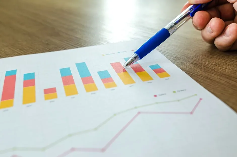 Un profesional de marketing digital analiza métricas de presupuestos PPC en una pantalla para optimizar campañas de Amazon Ads