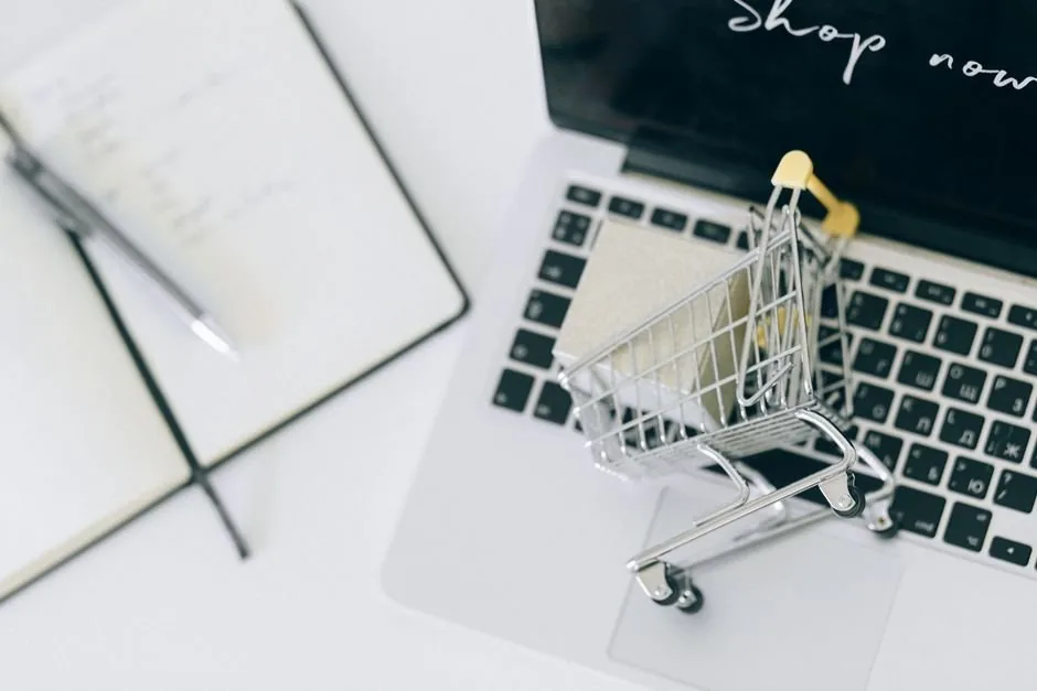 Especialista optimizando campañas de compra programática en Amazon DSP para aumentar el ROAS de marcas de comercio electrónico.