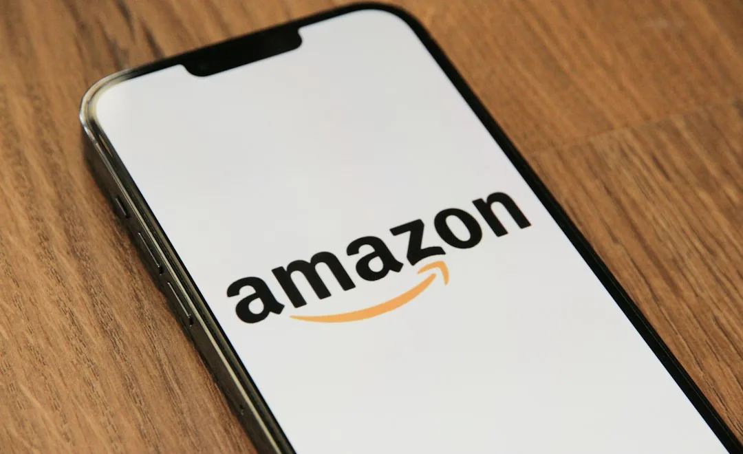 Ejecutivo analizando métricas de publicidad en Amazon en pantalla, optimizando campañas de Sponsored Products y vídeo para aumentar ventas