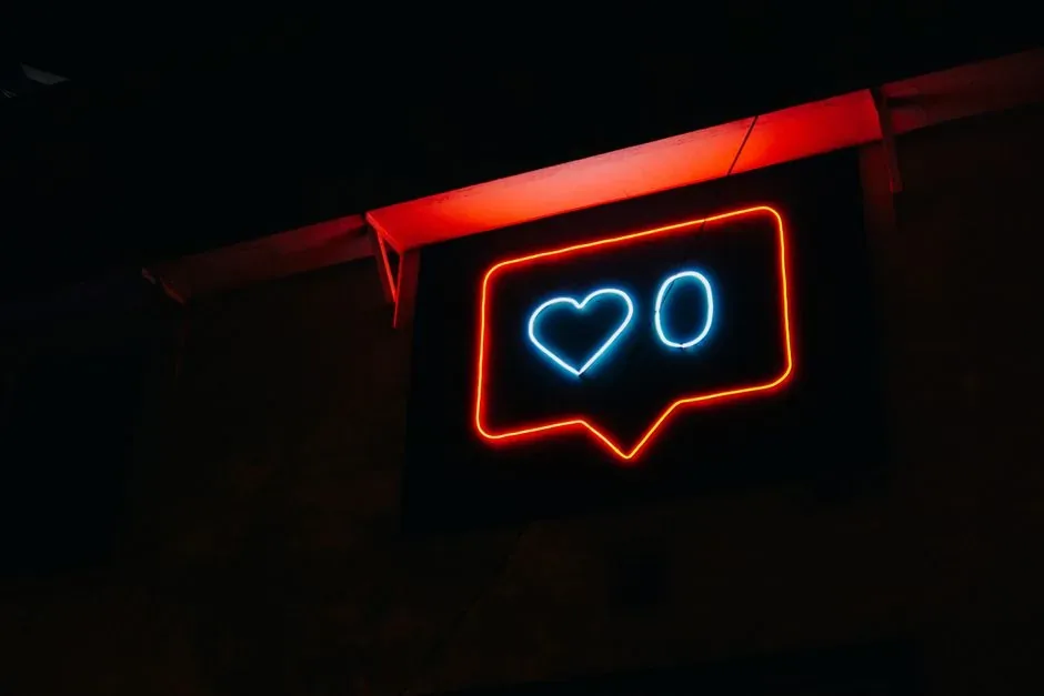 Especialista en marketing digital optimizando una campaña de publicidad en Instagram Ads para aumentar las ventas de un ecommerce.