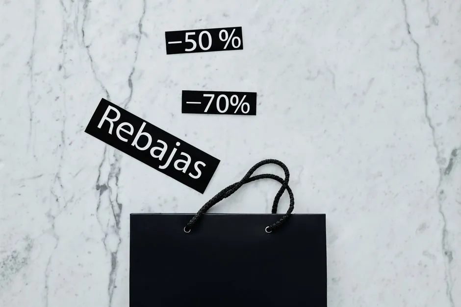 Especialista en comercio electrónico analizando gráficos de precios competitivos en marketplaces para optimizar la rentabilidad de una marca de consumo.