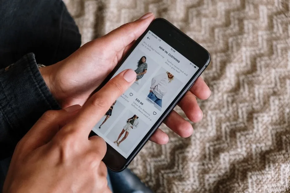 Consumidor joven comprando un producto en TikTok Shop desde su móvil para ilustrar el social commerce