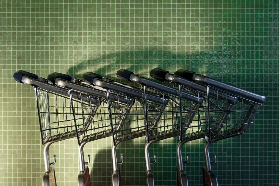 Infografía sobre el Universal Cart de Google mostrando el proceso de compra directa para marcas de e-commerce