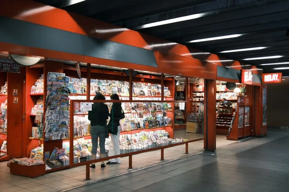Consultor de marketing analiza métricas de un retail media network en una pantalla para optimizar ventas de marcas en e-commerce