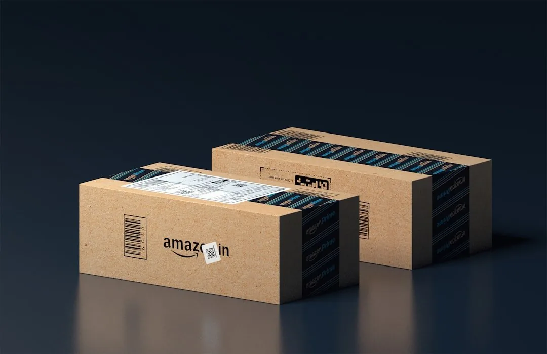Especialista analiza el feed de Amazon Posts en una tablet para mejorar el posicionamiento orgánico de vendedores online