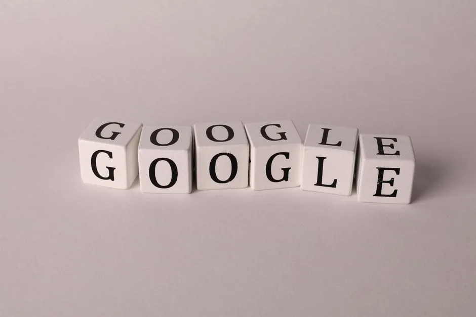 Especialista de marketing revisa la pantalla de Google Ads mientras analiza el impacto del nuevo ajuste de pujas objetivo en la rentabilidad de campañas PPC