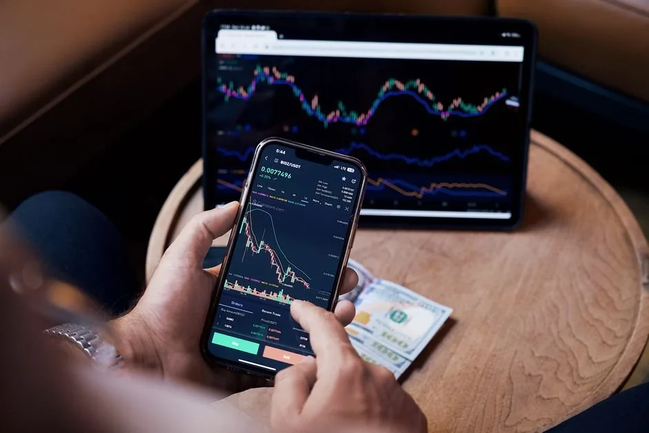 Gráfico explicativo sobre el funcionamiento del real time bidding para optimizar campañas de publicidad programática de marcas de ecommerce.