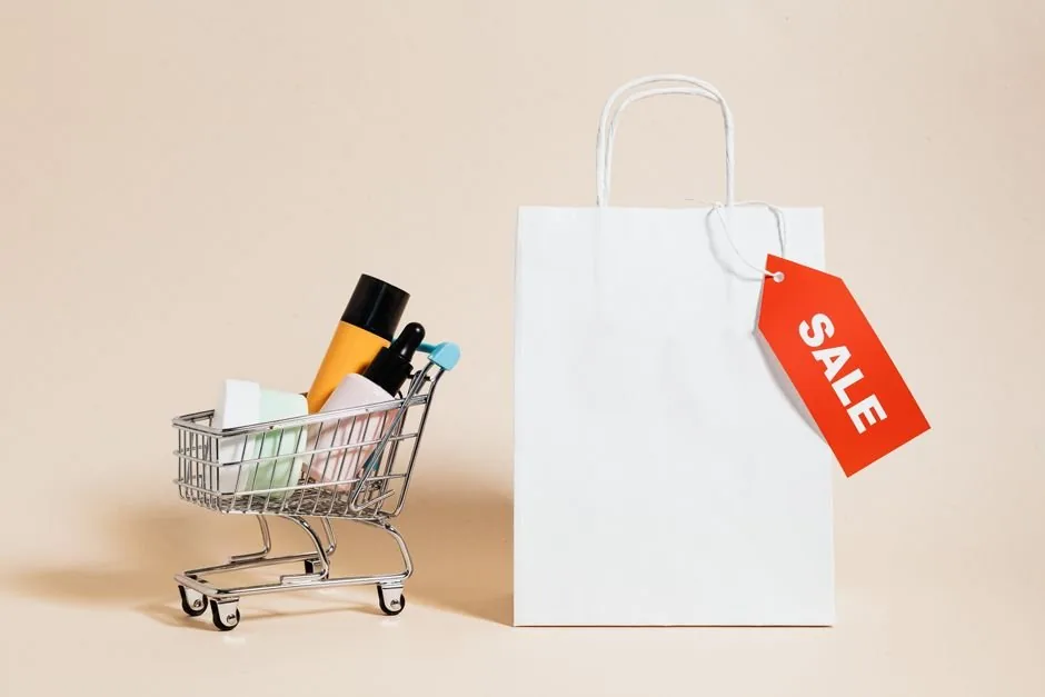 Especialista en marketing digital analizando métricas de retail marketing y retail media en una pantalla para optimizar ventas de marcas