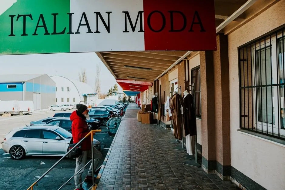 Un profesional analizando métricas de ventas de retail moda en una pantalla para optimizar la rentabilidad de su ecommerce.
