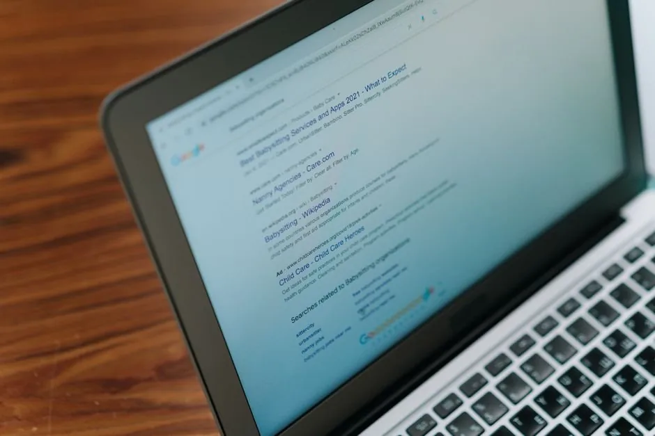Un especialista en marketing digital analiza métricas de Search Agent Optimization en una pantalla para optimizar su ecommerce.