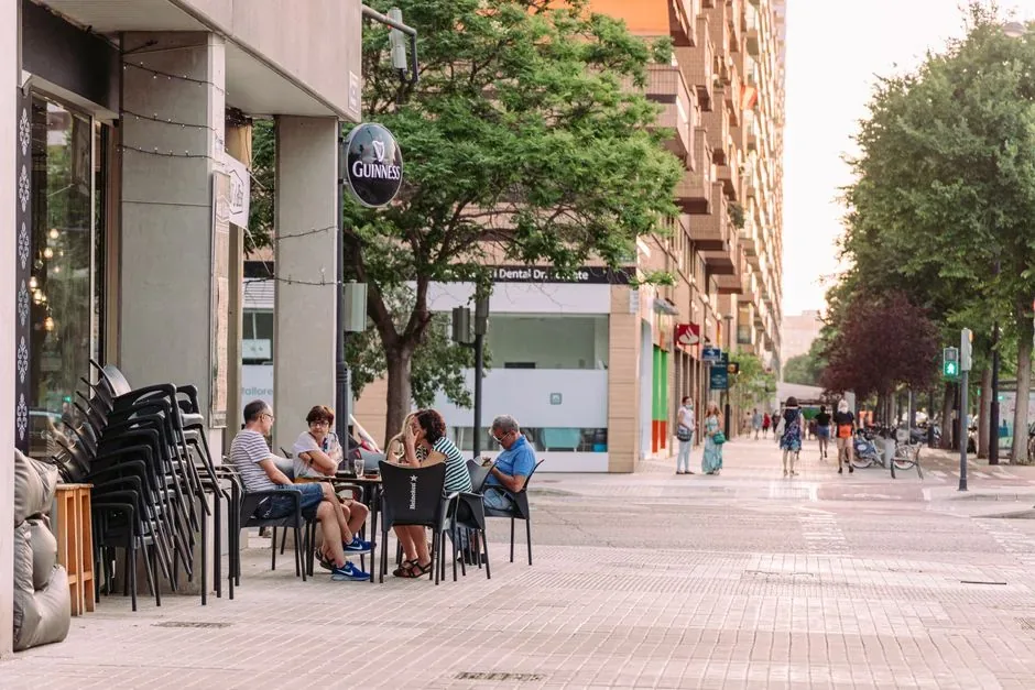 Especialista analiza métricas de una estrategia de social commerce en España para optimizar las ventas de marcas.