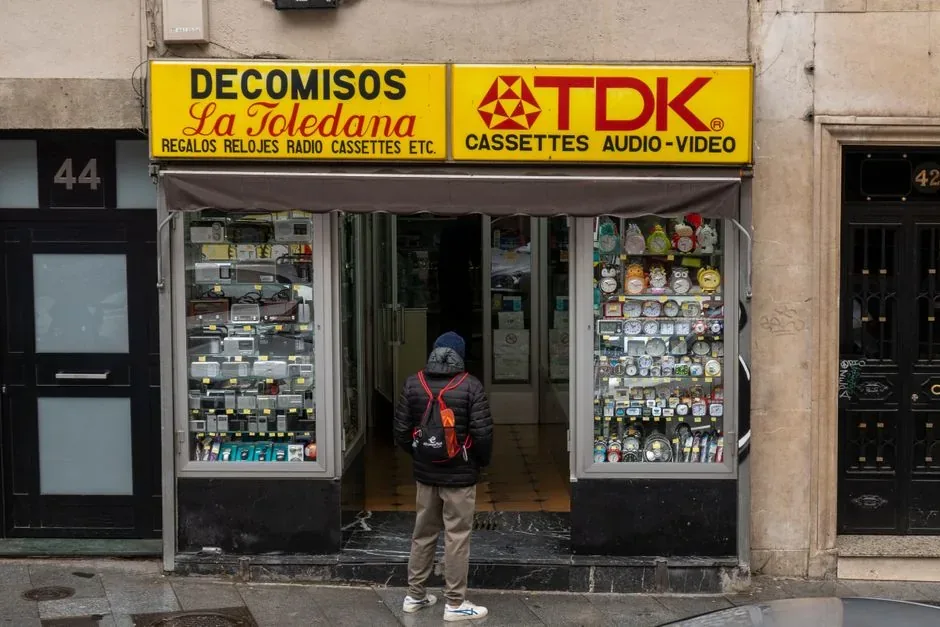 Especialista de marketing optimiza la interfaz de TikTok Shop en un móvil para mejorar las ventas de una marca española.