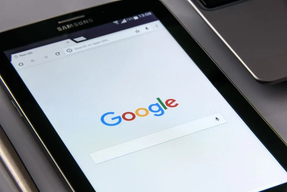 Profesional de marketing digital analizando comandos de búsqueda avanzada en Google para auditar el posicionamiento SEO de un ecommerce