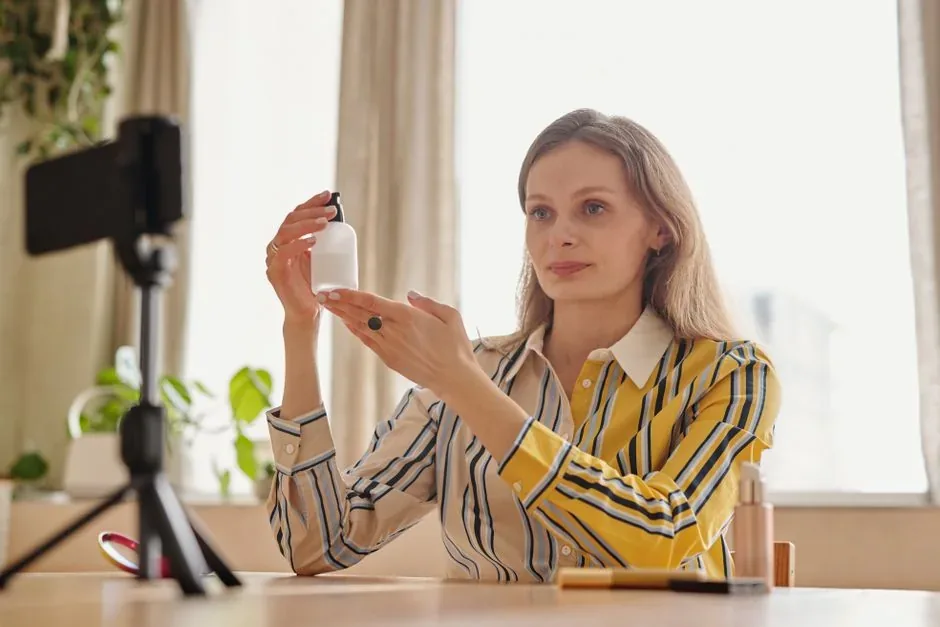 Consumidor real graba un vídeo con su móvil mostrando un producto para generar confianza en compradores de ecommerce.