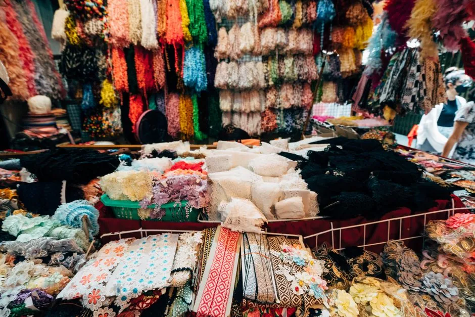 Empresario español gestionando su tienda en AliExpress Plaza, optimizando comisiones y tiempos de entrega para consumidores locales