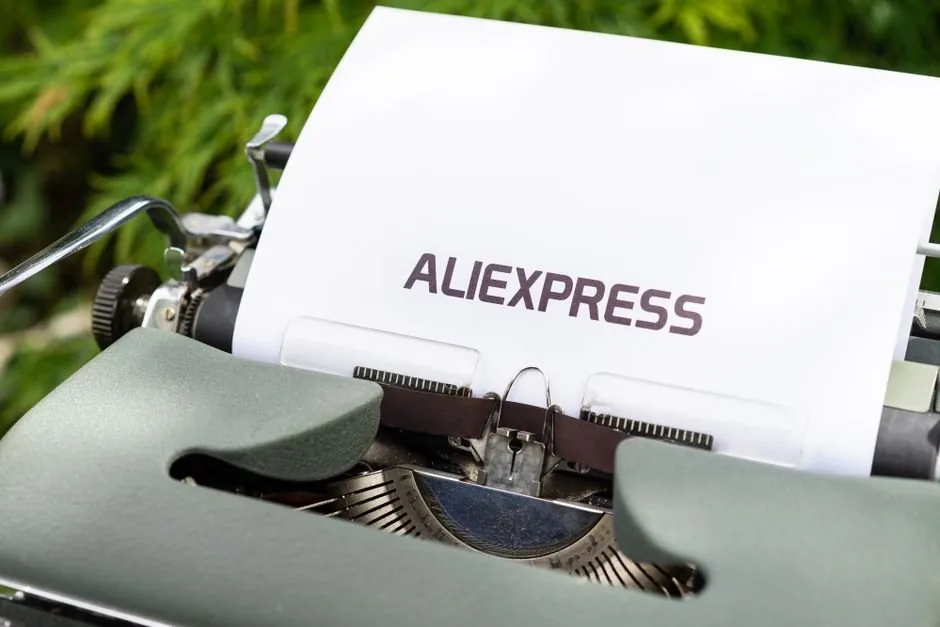 Emprendedor digital analizando las bajas comisiones para vender en AliExpress y optimizar la rentabilidad de su tienda online.
