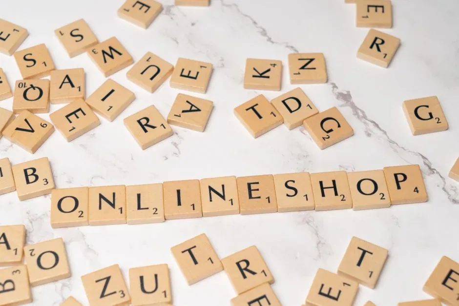Emprendedor analizando las comisiones y costes de vender en Etsy en su ordenador para optimizar su tienda online.