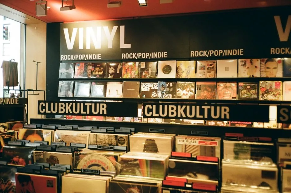 Vendedor de ecommerce analizando las métricas de ventas en Fnac para optimizar su estrategia de internacionalización en Europa