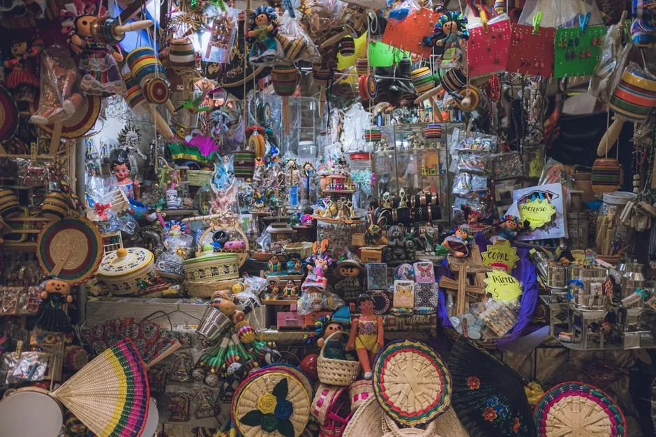 Consultor de ecommerce analiza gráficas de ventas en Mercado Libre para planificar la expansión internacional de marcas españolas.