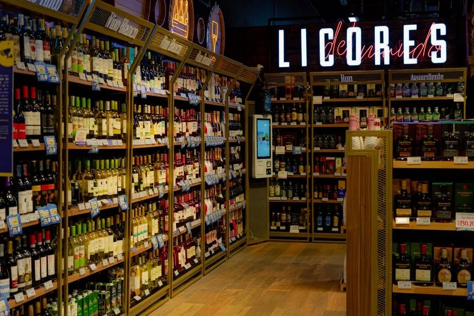 Un profesional de marketing analiza métricas de ventas retail en una pantalla para optimizar la rentabilidad de su negocio