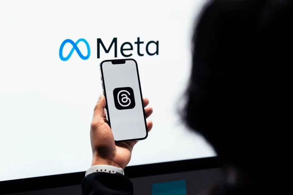 Especialista de marketing digital analizando métricas de conversión de Meta Ads en una pantalla para optimizar campañas de ecommerce